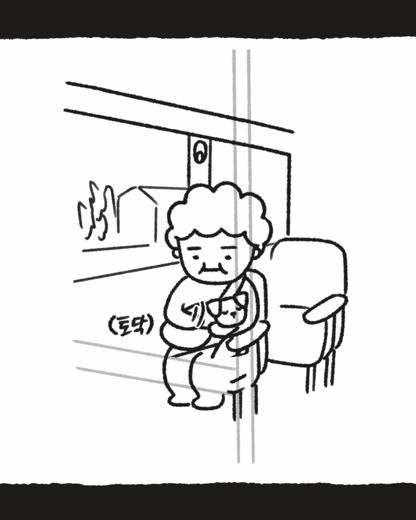 [그림]버스 좌석에 앉아 무릎 위에 새끼 강아지를 올려두고 토닥이는 할머니