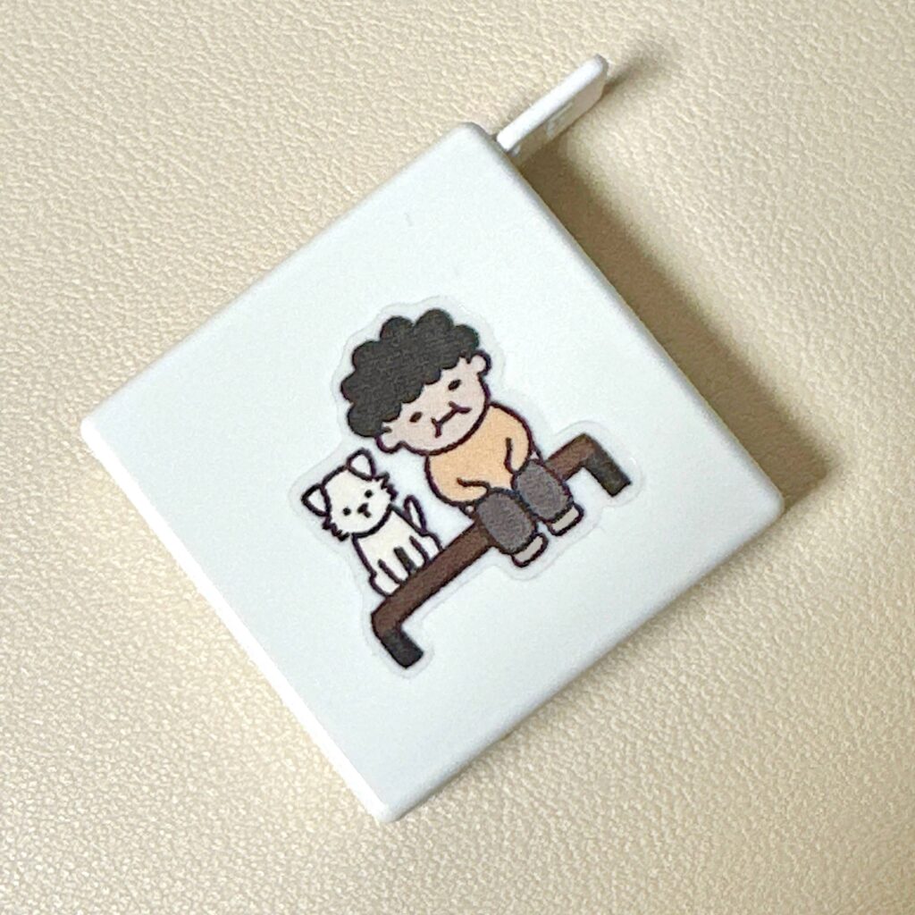 무지 줄자 위에 붙인 야양스케치 할머니와 봄비 스티커